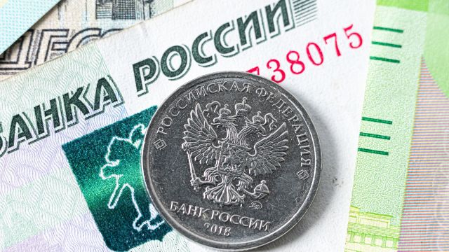 ЦБ России ударил, и рубль укрепляется после рекордного падения